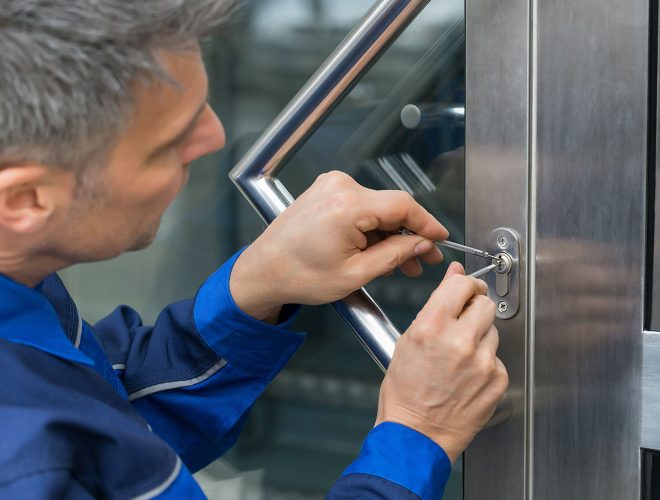 locksmith-picking-lock